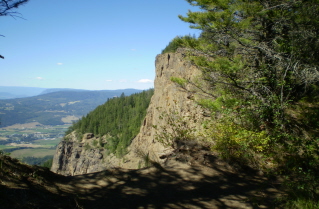 Another view from the trail along the cliff edge, Enderby Cliffs 2010-08.